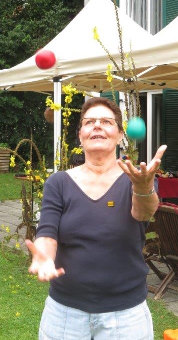 002-Christa-Trampe-jonglierend-2-baelle