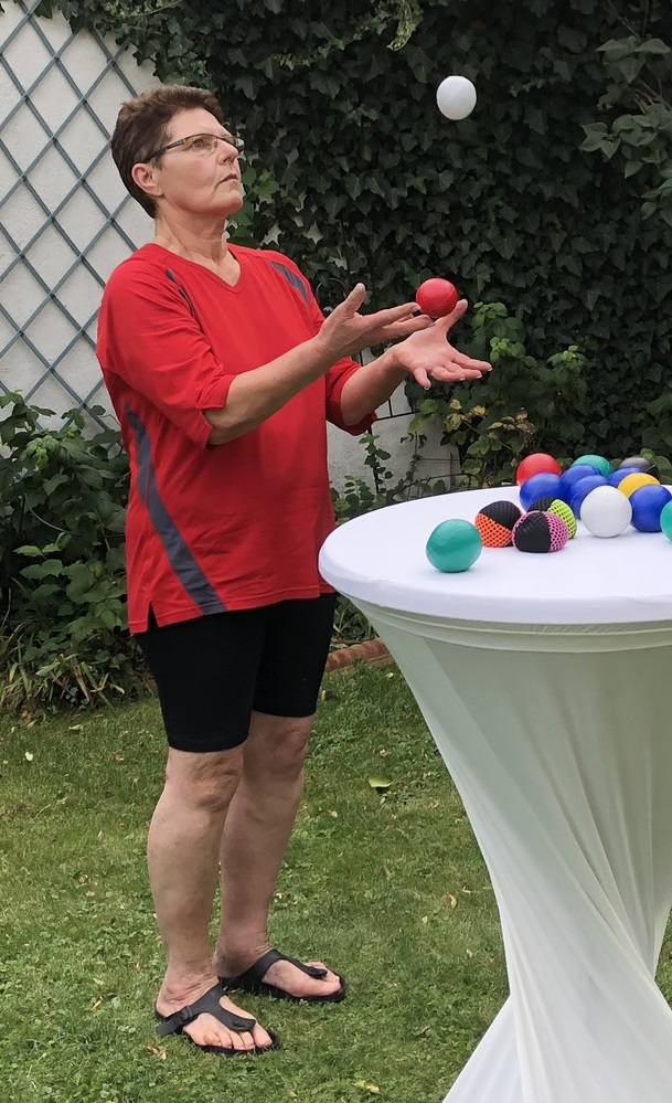 001-Christa-Trampe-am-Stehtisch